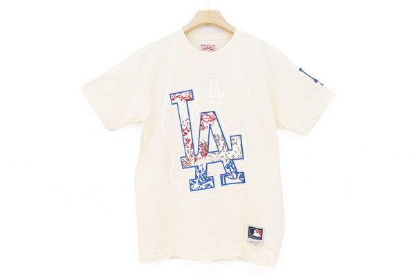 PLAYERA LA DODGERS GRAFFITI 3D LOGO BEIGE