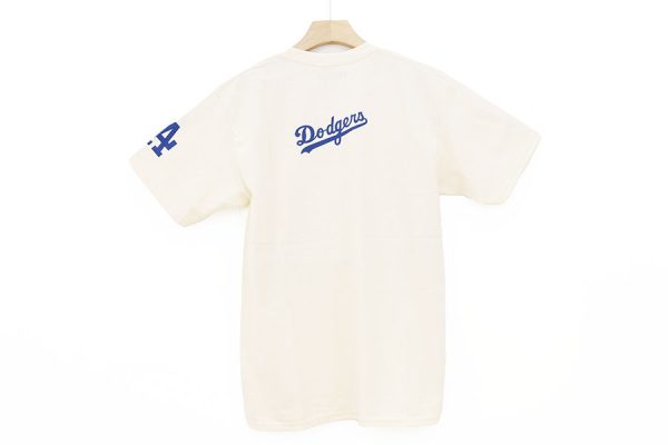 PLAYERA LA DODGERS GRAFFITI 3D LOGO BEIGE - Imagen 2